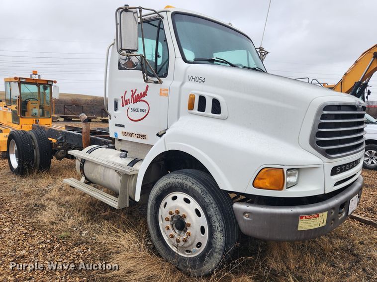 image for item KT9462 2005 Sterling L8500  truck cab and chassis