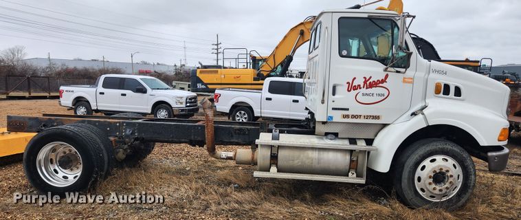 image for item KT9462 2005 Sterling L8500  truck cab and chassis