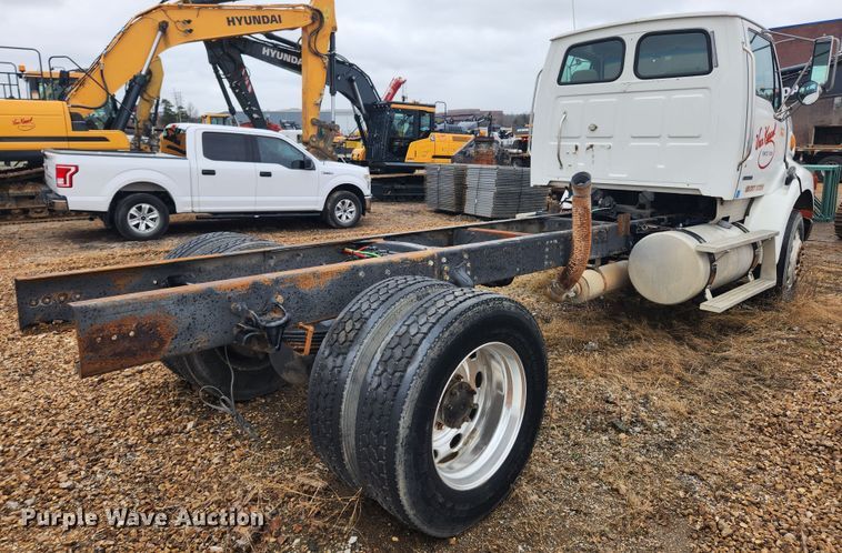 image for item KT9462 2005 Sterling L8500  truck cab and chassis