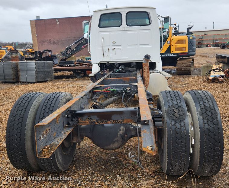 image for item KT9462 2005 Sterling L8500  truck cab and chassis