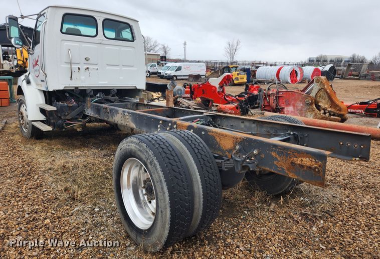 image for item KT9462 2005 Sterling L8500  truck cab and chassis