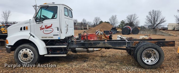 image for item KT9462 2005 Sterling L8500  truck cab and chassis