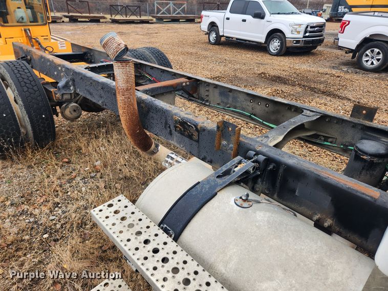 image for item KT9462 2005 Sterling L8500  truck cab and chassis