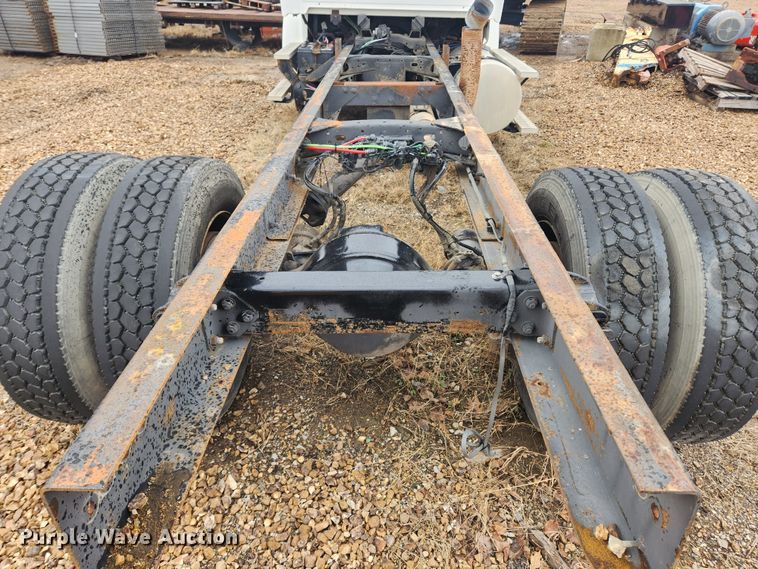 image for item KT9462 2005 Sterling L8500  truck cab and chassis