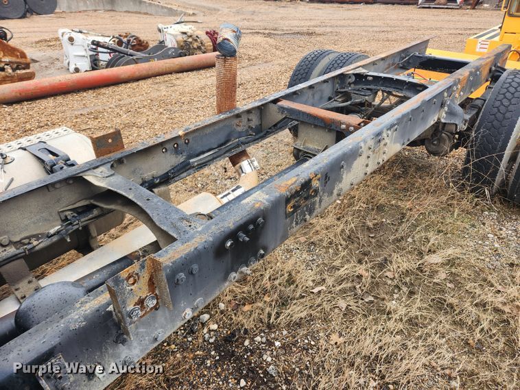 image for item KT9462 2005 Sterling L8500  truck cab and chassis