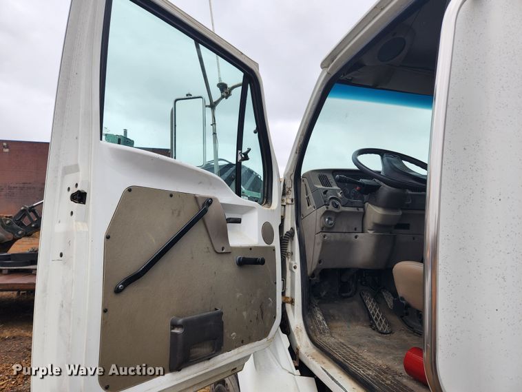 image for item KT9462 2005 Sterling L8500  truck cab and chassis