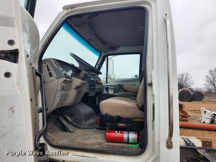 image for item KT9462 2005 Sterling L8500  truck cab and chassis