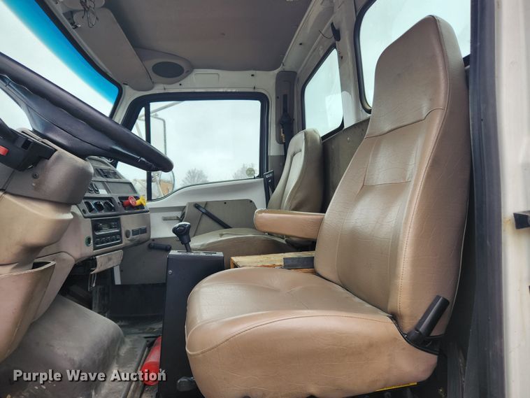 image for item KT9462 2005 Sterling L8500  truck cab and chassis