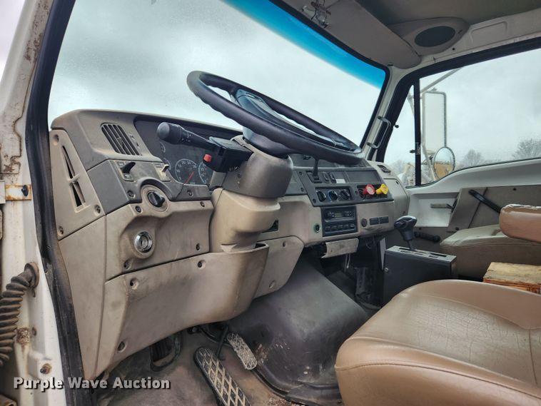 image for item KT9462 2005 Sterling L8500  truck cab and chassis
