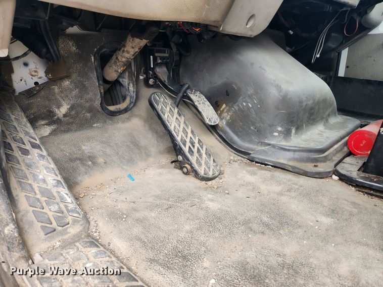 image for item KT9462 2005 Sterling L8500  truck cab and chassis