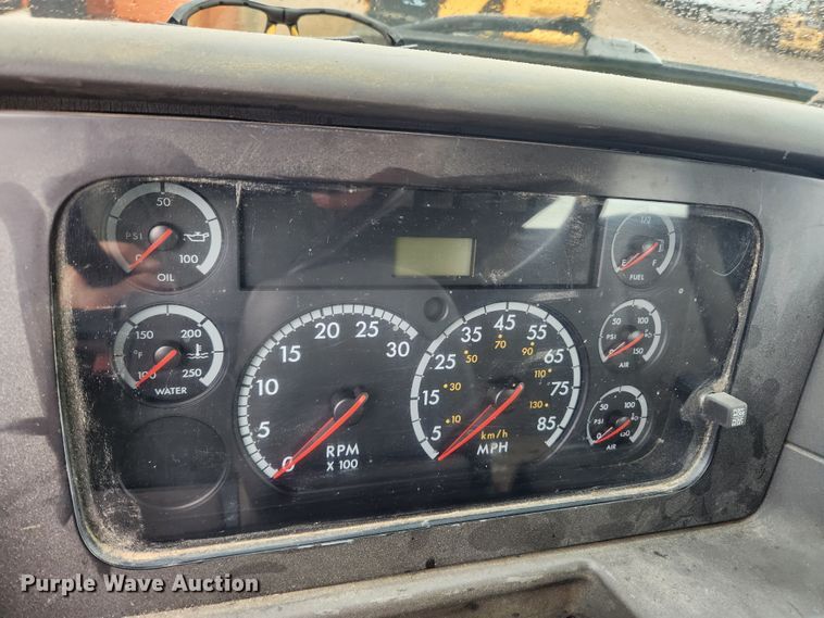 image for item KT9462 2005 Sterling L8500  truck cab and chassis