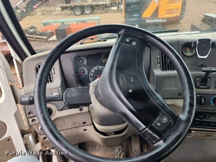 image for item KT9462 2005 Sterling L8500  truck cab and chassis