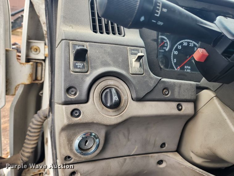 image for item KT9462 2005 Sterling L8500  truck cab and chassis