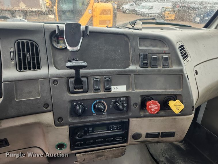 image for item KT9462 2005 Sterling L8500  truck cab and chassis