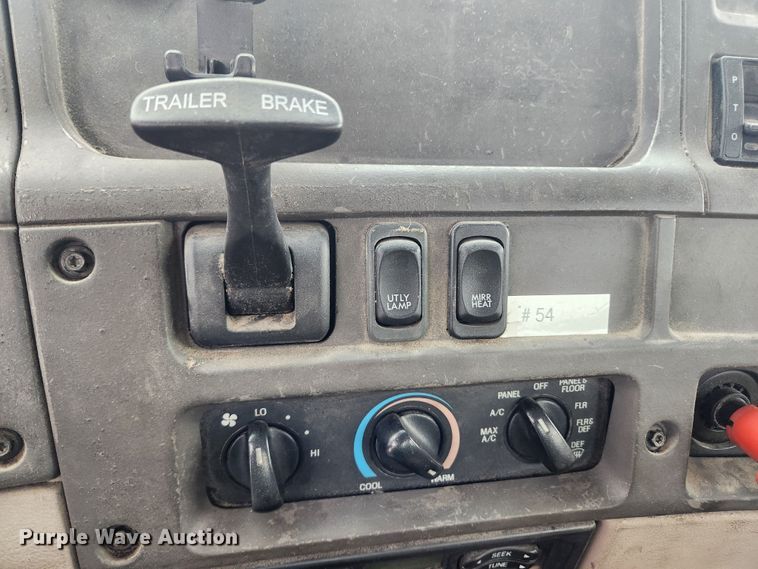 image for item KT9462 2005 Sterling L8500  truck cab and chassis