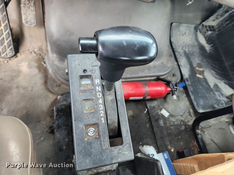 image for item KT9462 2005 Sterling L8500  truck cab and chassis