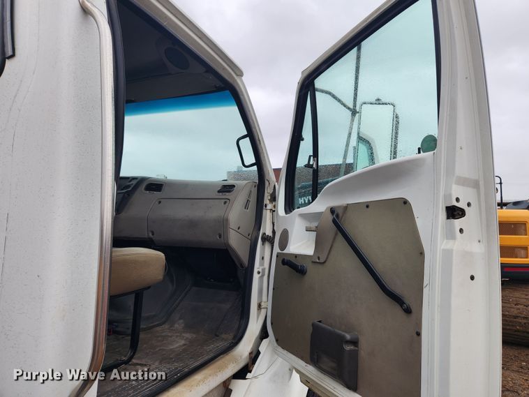 image for item KT9462 2005 Sterling L8500  truck cab and chassis