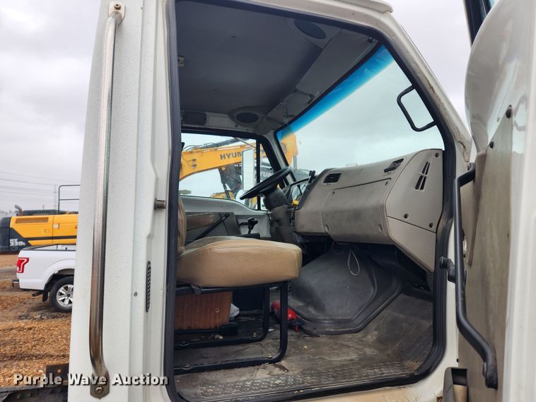 image for item KT9462 2005 Sterling L8500  truck cab and chassis