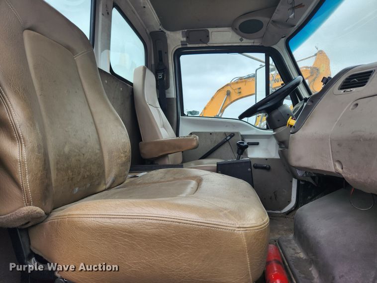 image for item KT9462 2005 Sterling L8500  truck cab and chassis