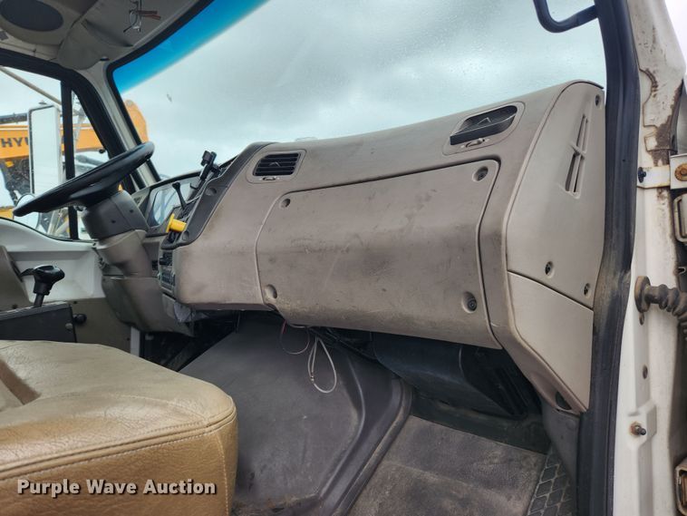 image for item KT9462 2005 Sterling L8500  truck cab and chassis