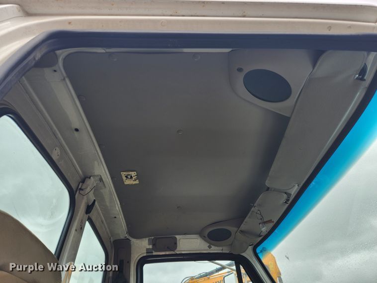 image for item KT9462 2005 Sterling L8500  truck cab and chassis