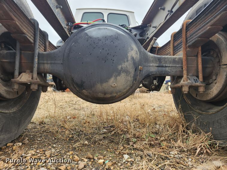 image for item KT9462 2005 Sterling L8500  truck cab and chassis