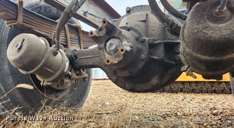 image for item KT9462 2005 Sterling L8500  truck cab and chassis