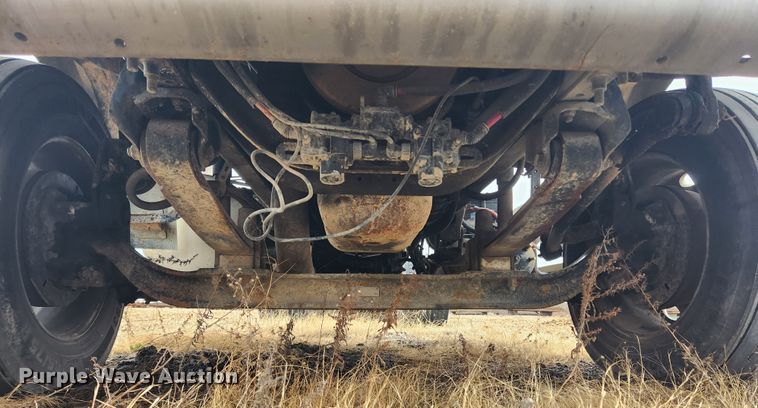 image for item KT9462 2005 Sterling L8500  truck cab and chassis