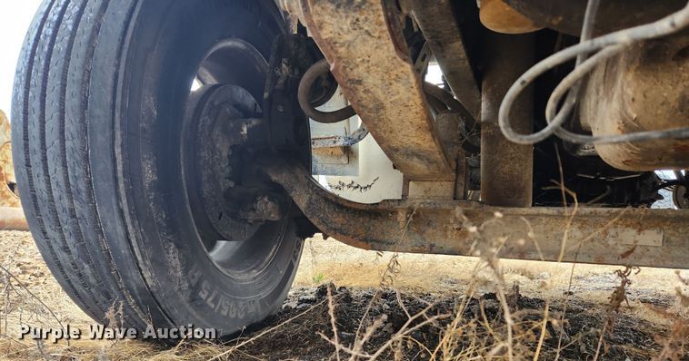 image for item KT9462 2005 Sterling L8500  truck cab and chassis