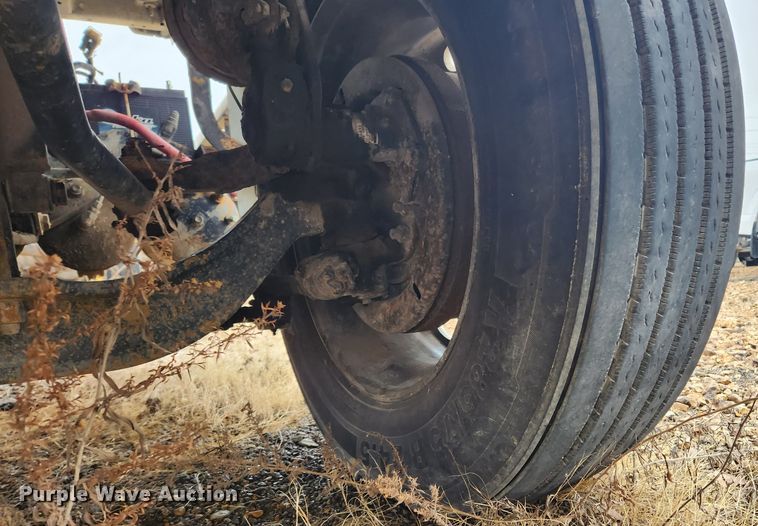 image for item KT9462 2005 Sterling L8500  truck cab and chassis