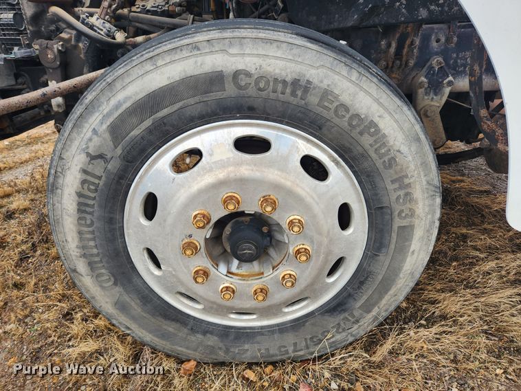 image for item KT9462 2005 Sterling L8500  truck cab and chassis