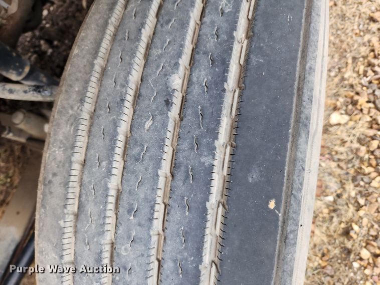 image for item KT9462 2005 Sterling L8500  truck cab and chassis