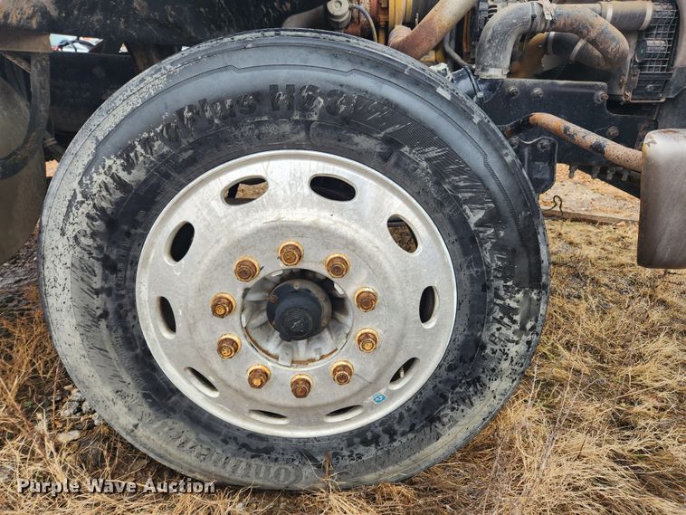 image for item KT9462 2005 Sterling L8500  truck cab and chassis