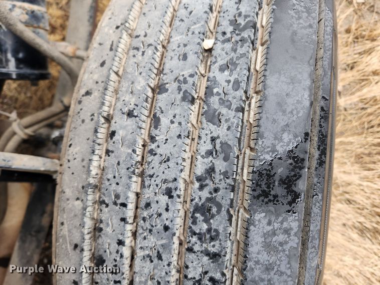 image for item KT9462 2005 Sterling L8500  truck cab and chassis