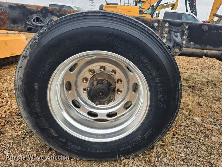 image for item KT9462 2005 Sterling L8500  truck cab and chassis