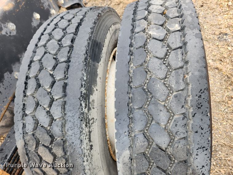 image for item KT9462 2005 Sterling L8500  truck cab and chassis