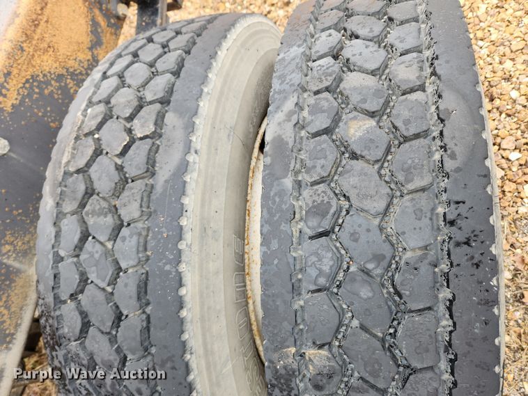 image for item KT9462 2005 Sterling L8500  truck cab and chassis