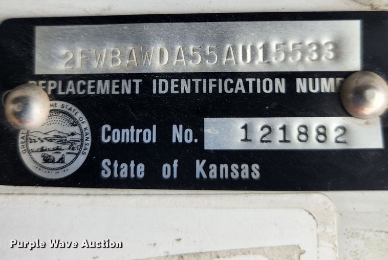 image for item KT9462 2005 Sterling L8500  truck cab and chassis