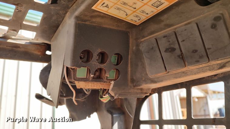 image for item LA9319 2000 Caterpillar 226  skid steer loader