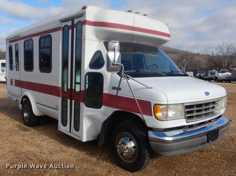 image for item LT9029 1996 Ford E350  shuttle bus