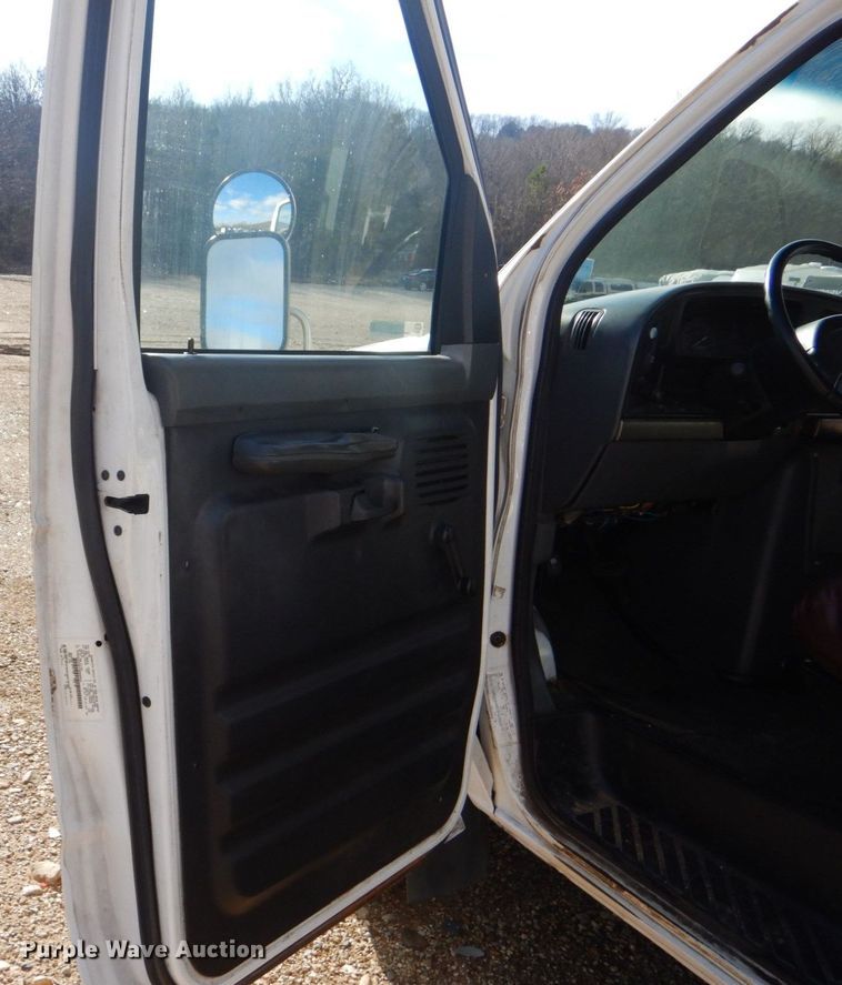 image for item LT9029 1996 Ford E350  shuttle bus