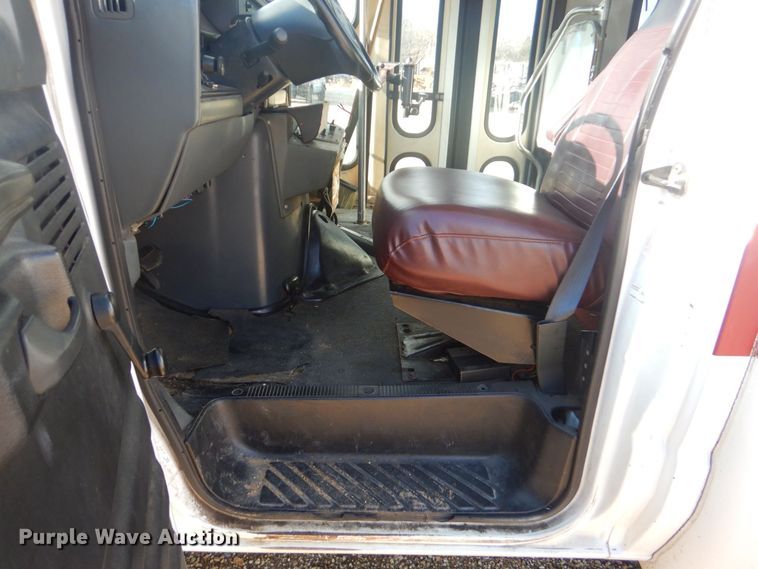 image for item LT9029 1996 Ford E350  shuttle bus