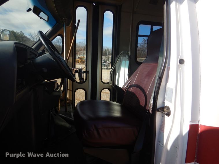 image for item LT9029 1996 Ford E350  shuttle bus