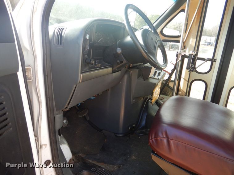 image for item LT9029 1996 Ford E350  shuttle bus