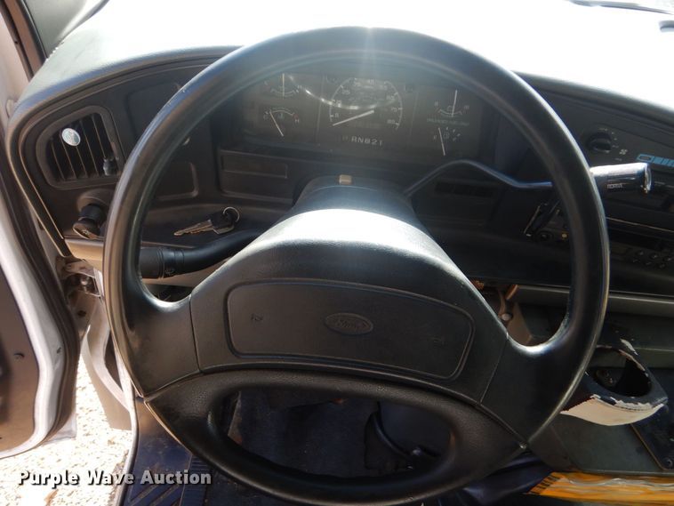 image for item LT9029 1996 Ford E350  shuttle bus