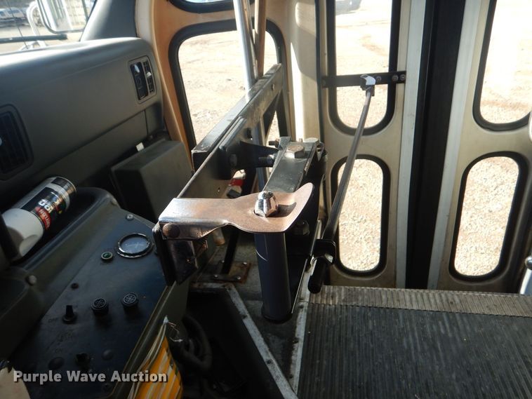 image for item LT9029 1996 Ford E350  shuttle bus