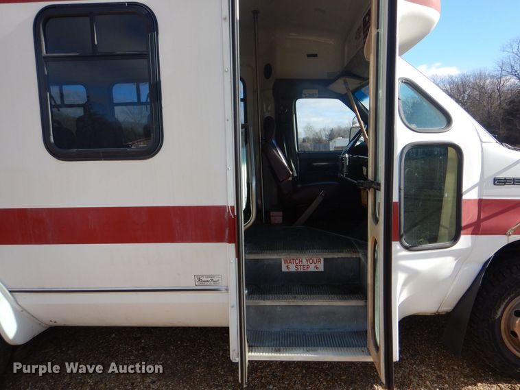 image for item LT9029 1996 Ford E350  shuttle bus
