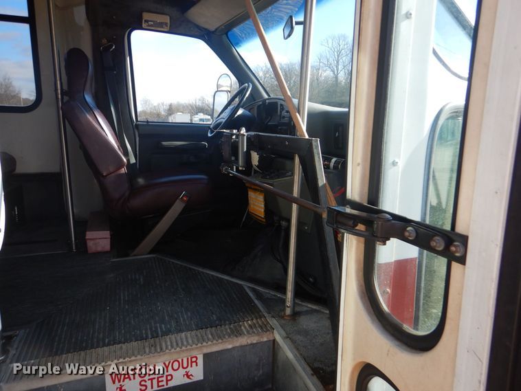 image for item LT9029 1996 Ford E350  shuttle bus
