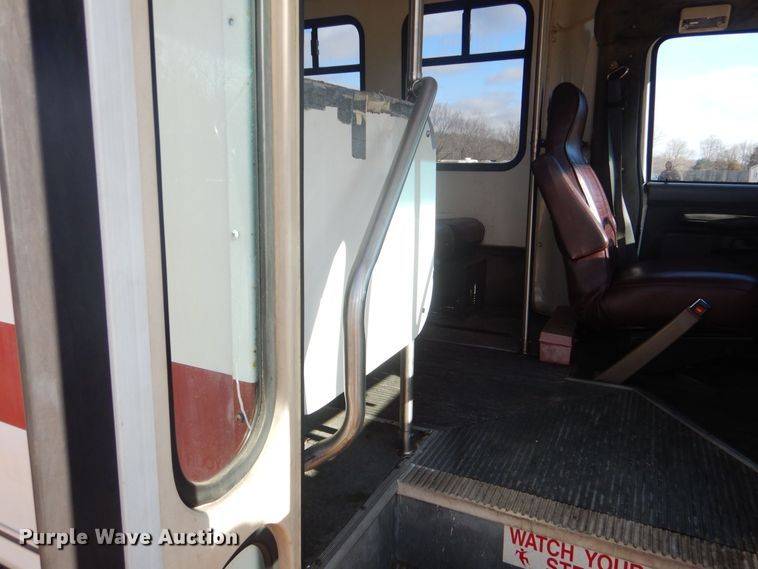 image for item LT9029 1996 Ford E350  shuttle bus