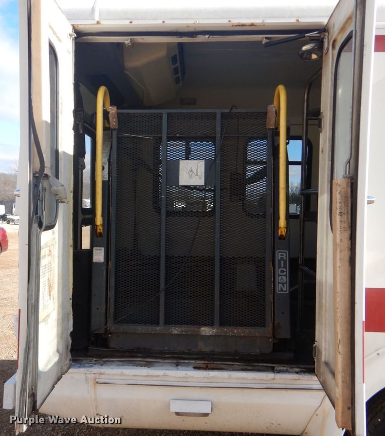 image for item LT9029 1996 Ford E350  shuttle bus